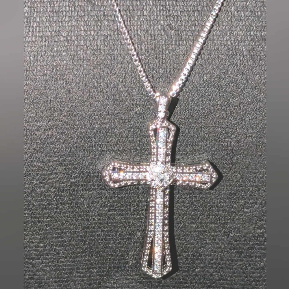 14K White Gold Plated In 1.20Ct Simulated Diamond Cross Pendant Necklace 45cm - Picture 13 of 15